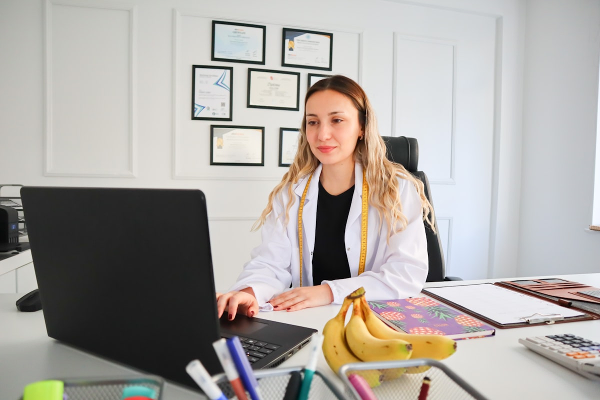 Nutritionist providing online consultation